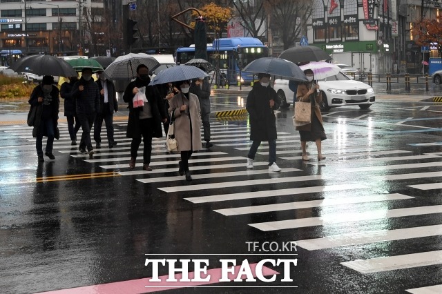 토요일인 18일 전국은 흐리고 한때 비가 내리겠다. /남용희 기자