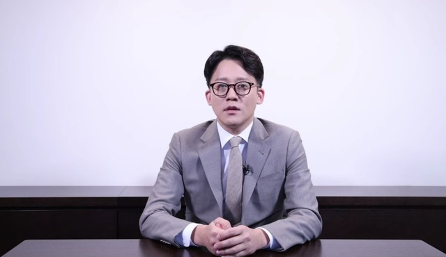 이성수 SM 대표이사가 3월 주주총회를 마지막으로 대표이사와 등기이사직을 내려놓겠다고 발표했다. /영상 캡처