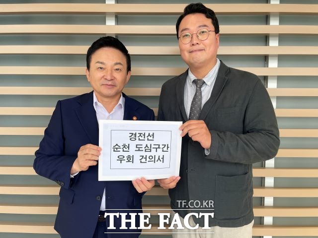 천하람 국민의힘 순천갑 당협위원장이 지난해 8월 원희룡 장관을 만나 경전선 전철의 도심우회 건의서를 전달하고 있다. /천하람 순천갑당협위원실
