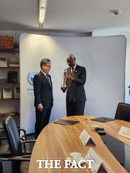 임상섭 산림청 차장(왼쪽)이 이브라임 띠아우 UNCCD 사무총장으로부터 파트너십 어워드를 수상하고 있다. / 산림청
