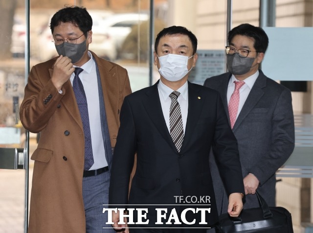 회사 주가를 조작한 혐의로 기소된 권오수 전 도이치모터스 회장이 10일 오전 서울 서초구 서울중앙지방법원에서 열린 1심 선고 공판에 출석하고 있다. /박헌우 기자