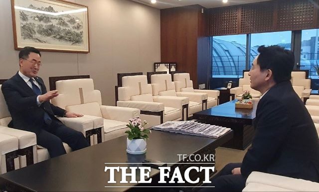 소병철 국회의원이 지난 16일 원희룡 장관이 순천을 방문하기 직전 김포공항에서 원희룡 장관을 만나 경전선 도심 우회 결정에 따른 향후 대책 등을 논의하고 있다. /소병철 의원실