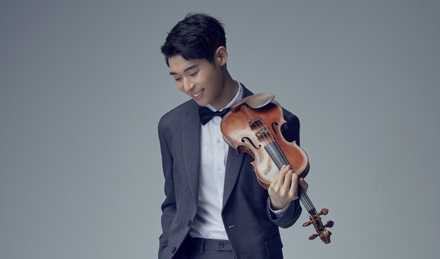 대니 구(사진)는 에코브릿지의 고즈넉한 피아노 아르페지오 위에 수묵화를 그리듯 바이올린 선율을 얹었다. /누플레이 제공