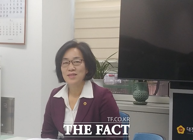 17일 대전시의회 기자실에서 박주화 교육위원장이 유럽 출장에 대해 설명하고 있다. / 대전=라안일 기자