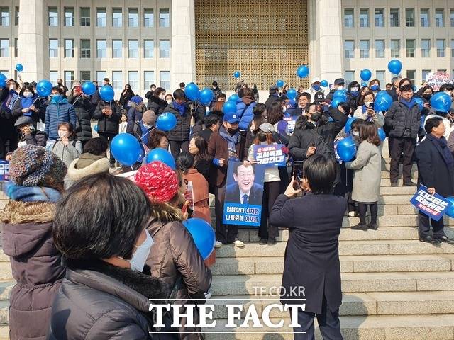 당원들은 김건희를 수사하라 함께 싸우자라고 외쳤다. 규탄대회 후 이야기 나누는 참석자들. /박숙현 기자