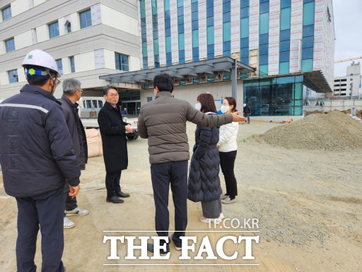 대전시와 공공어린이재활병원 건립추진단 관계자들이 병원 공사장을 찾아 현장점검을 하고 있다. / 대전시