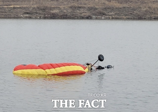 금호강에 패러글라이더가 추락해있다./경북소방본부