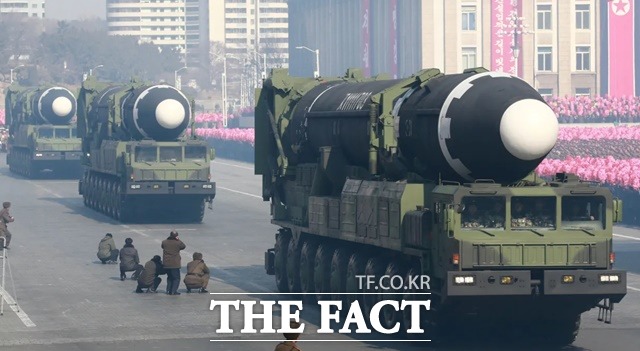 북한이 18일  고각 발사한 것으로 알려진 화성-15형 ICBM. 사진은 북한의 군사퍼레이드에 등장한 화성-15형 ICBM이 대형 발사차량에 실려  동하는 모습 /조선중앙통신 CSIS