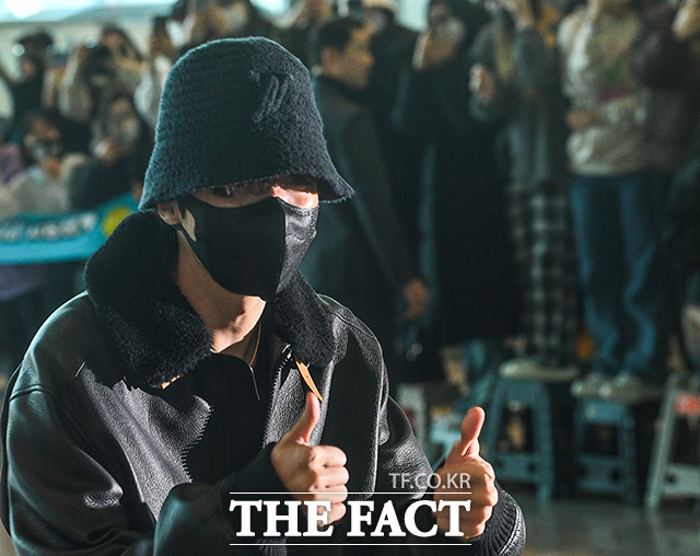 그룹 방탄소년단(BTS)의 제이홉이 19일 오전 인천국제공항을 통해 출국하고 있다. /인천국제공항=이동률 기자