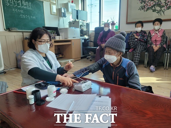 전문의료인력팀 방문 보건 서비스 현장 모습. /진천군