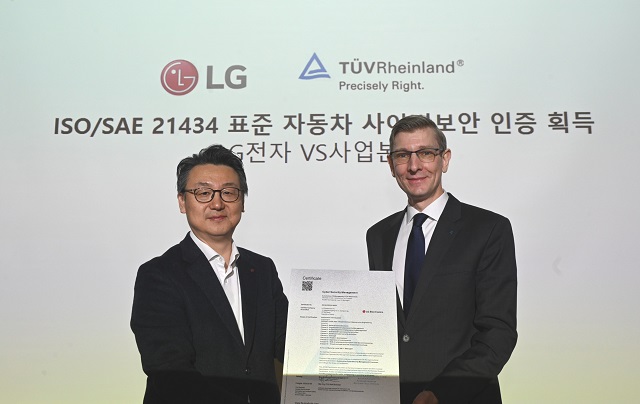 은석현 LG전자 VS사업본부장 부사장(왼쪽)이 20일 서울 강서구 LG사이언스파크에서 프랭크 주트너 TUV 라인란드 코리아 대표로부터 인증서를 받고 있다. /LG전자