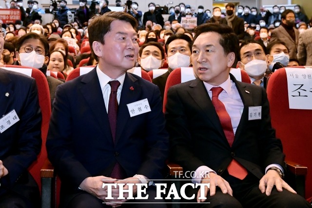 국민의힘 당권주자 김기현 후보는 20일 전직 바른정당 출신들의 지지선언 이후 당대표는 정통성의 뿌리를 확고히 가지고 있어야 한다고 밝혔다. 과거 안 후보의 창당 등 전력을 부각하며 당대표 정체성을 강조하기 위한 전략으로 풀이된다. /이선화 기자