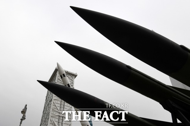북한이 20일 동해상으로 탄도미사일 2발을 발사했다. 지난 18일 대륙간탄도미사일(ICBM)을 발사한 지 이틀 만의 추가 도발이다. 사진은 지난해 11월 서울 용산구 전쟁기념관에 전시돼있는 미사일 모형. / 남용희 기자