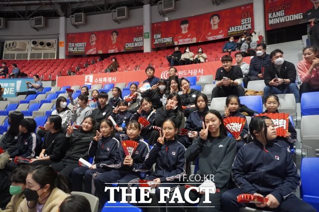 20일 한전 HVDC건설본부는 지난 19일 남산초등학교 여자 배구부, 홍천군체육회 산하 홍천여자중·고등배구클럽 유소년 선수단 31명과 함께 수원실내체육관에서 열린 수원 한국전력공사 빅스톰과 대구 삼성화재 블루팡스 간의 V-리그 경기를 관람하는 등 홍천 유소년 배구 선수들을 물심양면으로 지원하는 등 지역상생에 나서 주위를 훈훈하게 하고 있다./한국전력공사 HVDC건설본부