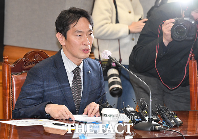 이복현 금융감독원장은 지난 6일 2023년도 금감원 업무계획 발표를 통해 배당 등 주주환원 정책에 대해 은행의 자율성을 보장할 것이라면서도 충분한 손실 흡수능력과 자본 여력이 뒷받침돼야 한다고 말했다. /박헌우 기자