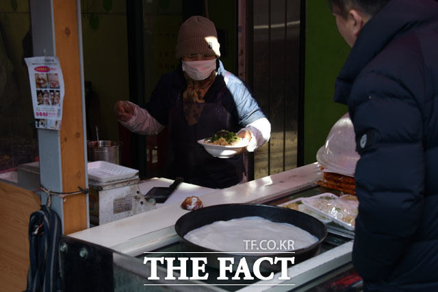 서울 영등포구 대림중앙시장에서 한 상인이 음식을 팔고 있다./남윤호 기자