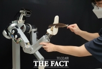  한기대 김용재 교수 연구팀, 깃털에도 반응하는 '로봇팔' 개발