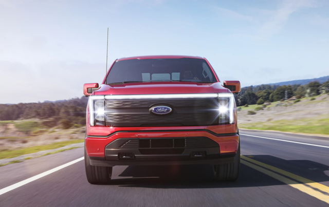 미국 자동차업체 포드에 배터리를 공급하는 SK온이 미국 공장을 재가동한다. SK온은 지난 4일(현지시간) 포드의 전기 픽업트럭 F-150 라이트닝의 검수 과정에서 화재가 발생하면서 배터리 생산을 임시로 중단했다. 해당 배터리는 SK온에서 공급하고 있다. /포드 홈페이지