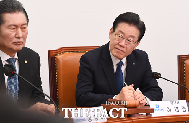 이재명 더불어민주당 대표가 20일 서울 여의도 국회에서 열린 최고위원회의에 참석해 최고위원들의 발언을 들으며 메모하고 있다. /이새롬 기자