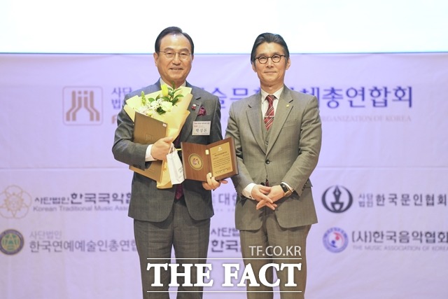 박상돈 천안시장이 대한민국예술문화대상 문화공로상을 수상했다. / 천안시