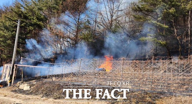 문경시 문경읍의 한 야산에서 연기가 나고 있다/경북소방본부