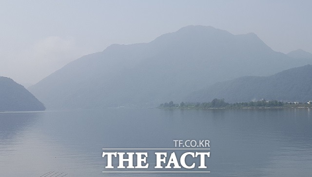 21일 한국관광공사는 전 세계 한류 팬들을 위해 K-팝, 드라마, 영화 촬영지 등 주요 한류 테마 관광지를 코스 형태로 소개하는 한류관광 대표코스 51선을 선정했다고 밝혔다. 사진은 춘천 호수길 / 춘천=서백 기자