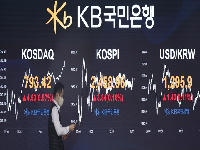 22일 한국거래소에 따르면 전날 코스피 지수는 전 거래일 대비 0.16%(3.84포인트) 오른 2458.96으로 거래를 마쳤다. /뉴시스