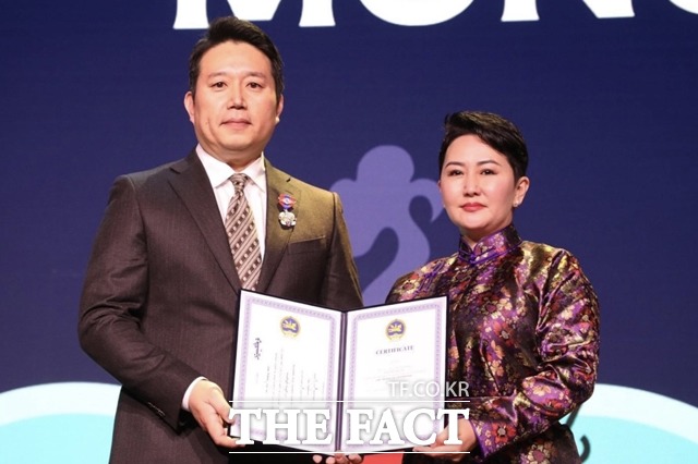 바트뭉흐 바트체첵 몽골 외교부장관이 류병재 교수(왼쪽)에게 훈장을 전달하고 있다. / 단국대