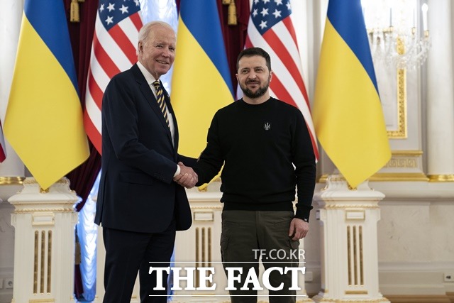 조 바이든(왼쪽) 미국 대통령이 20일(현지시간) 우크라이나 키이우를 예고 없이 방문해 5억 달러 규모의 군사 지원을 약속했다. 바이든 대통령이 볼로디미르 젤렌스키 우크라이나 대통령과 악수하고 있다. /키이우=AP/뉴시스