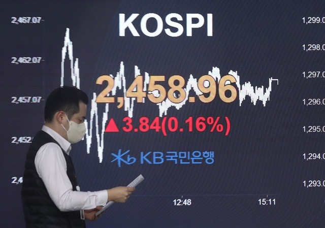 한국거래소에 따르면 21일 코스피 지수는 전 거래일 대비 0.16%(3.84포인트) 오른 2458.96으로 거래를 마쳤다. /뉴시스