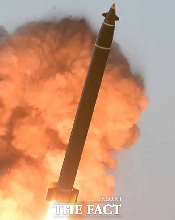 북한의 초대형 방사포 로켓(구경 600mm)이 발사되고 있다. /조선중앙통신