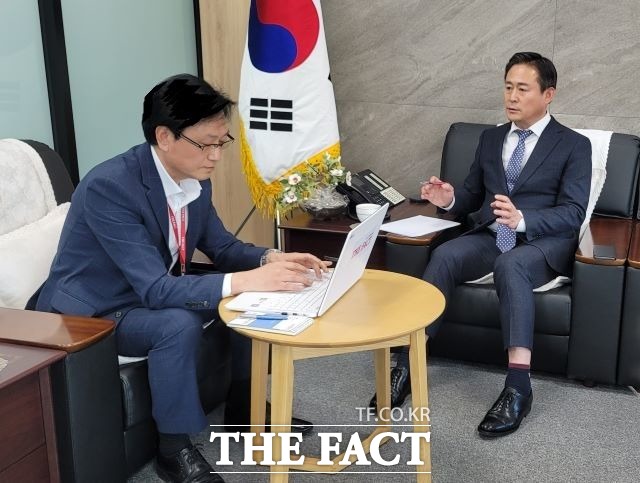 .22일 <더팩트>는 신영재 홍천군수(사진 오른쪽)를 만나 올해 홍천군정 방향과 주요 핵심 사업 추진 관련 취재했다. 신 군수는 민관협력을 바탕으로 원팀이 되어 홍천군민의 100년 염원인 용문~홍천 광역철도 조기착공을 반드시 이뤄내겠다.고 밝혔다. 사진은 본지 강원주재 서백 취재국장이 인터뷰하는 모습/홍천군