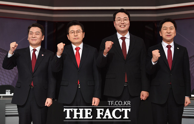 안철수, 황교안, 천하람, 김기현 국민의힘 당대표 후보(왼쪽부터)가 22일 밤 서울 여의도 KBS 본관에서 열린 세 번째 TV 토론회에 참석해 기념촬영을 하고 있다. /이새롬 기자