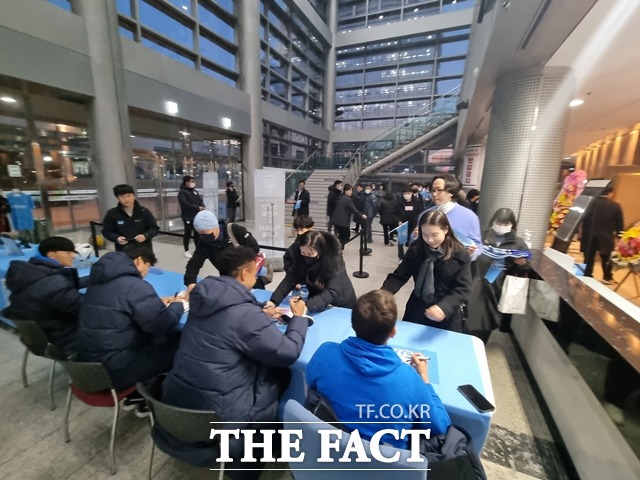 출정식에 앞서 진행된 팬사인회 모습. / 천안=김경동 기자