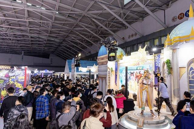 2023 타이베이 게임쇼가 대만에서 지난 2일 개막한 가운데 관람객들이 서머너즈 워: 크로니클 부스를 둘러보고 있다. /컴투스