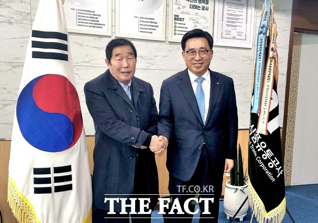 22일 김춘진 aT 사장(오른쪽)은 윤용주 참벌꿀영농조합법인 대표(왼쪽) 등 양봉업계 관계자들과 간담회를 갖고 양봉산업 발전을 위한 방안을 모색했다. / 한국농수산식품유통공사