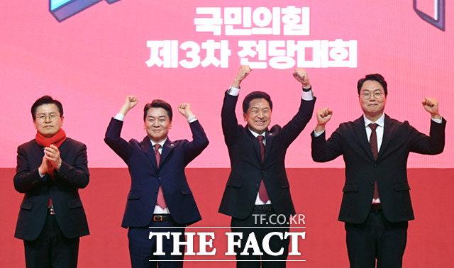 황교안, 안철수, 김기현, 천하람 국민의힘 당대표 후보(왼쪽부터)가 당원들을 향해 양주먹을 들어보이고 있다.