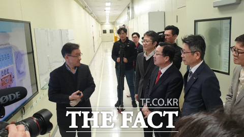 이장우 대전시장이 23일 표준과학연구원에서 초전도양자에 대해 설명을 듣고 있다. / 대전=최영규 기자