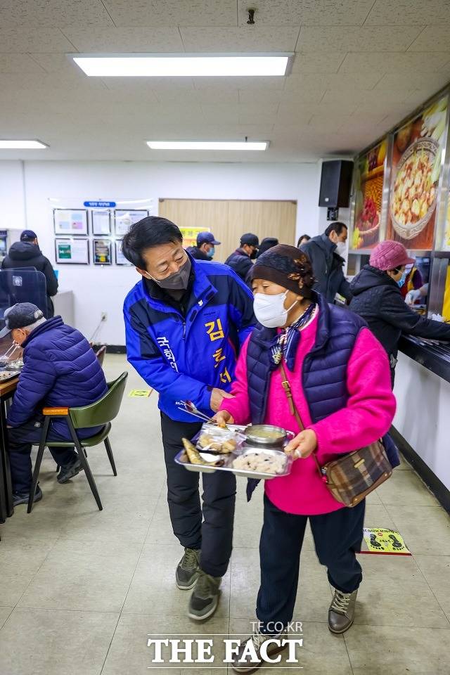 김호서 전북 전주을 국회의원 예비후보가 급식을 배식하고 있는 모습. / 김호서 캠프