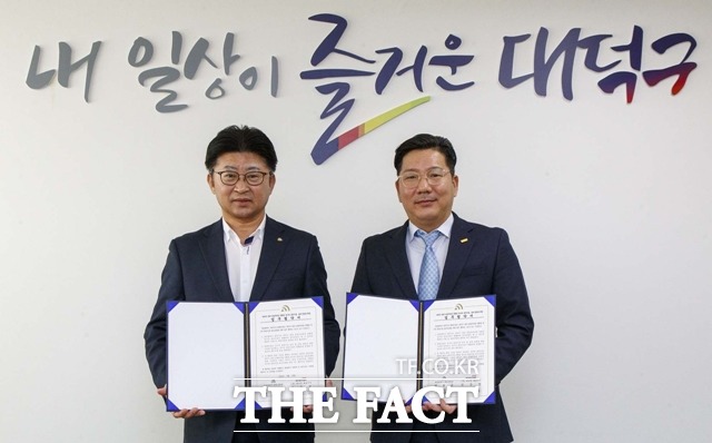 23일 최충규 대전 대덕구청장과 신승업 에너넷 대표가 공영주차장 전기차 충전시설 설치·운영 협약을 맺은 뒤 기념 촬영을 하고 있다. / 대덕구