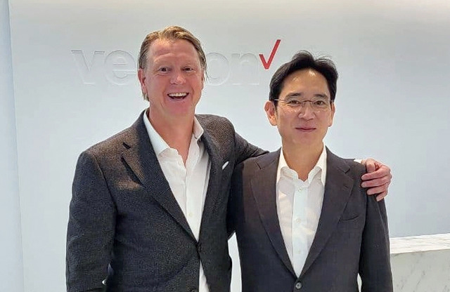 지난 2021년 11월 이재용 삼성전자 회장(당시 부회장, 오른쪽)과 한스 베스트베리 버라이즌 CEO가 미국 뉴저지주 버라이즌 본사에서 만나 기념촬영을 하고 있다. /삼성전자