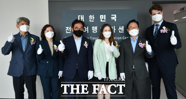 박 지청장은 2021년 6월 여성 검사 최초로 법무부 대변인에 발탁됐다. 사진은 법무부 대변인 시절 박 지청장(왼쪽에서 두번째). /남윤호 기자