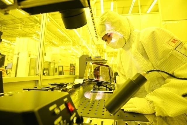 미국 상무부가 삼성전자와 SK하이닉스가 중국 공장에서 일정 기술 수준 이상의 반도체를 생산하지 못하도록 상한선을 설정할 것이라고 밝혔다. 위 사진은 기사 내용과 무관함 /삼성전자