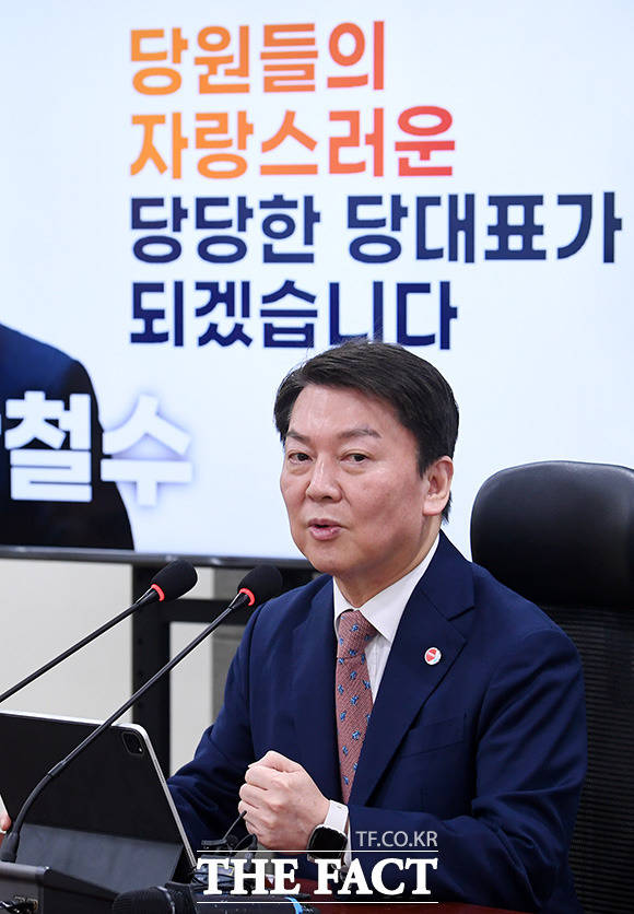 안철수 국민의힘 당대표 후보가 알바 동원 논란에 휩싸였다. 안 후보가 24일 오후 서울 여의도 국회 의원회관에서 열린 제3차 정책비전 발표회에서 발언을 하고 있다. /남용희 기자