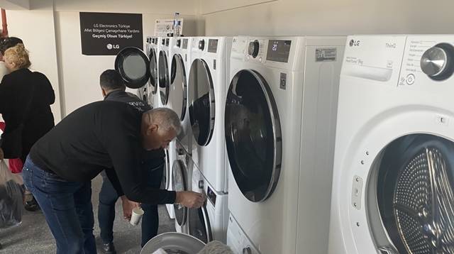 이재민들이 튀르키예 중남부 메르신 지역에 설치된 LG의 무료 세탁 시설을 이용하고 있다. /LG