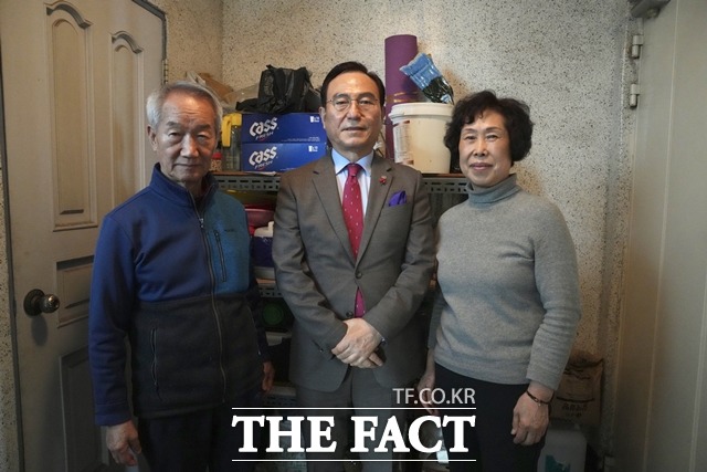 박상돈 천안시장이 24일 제104주년 3.1절을 앞두고 독립유공자 유가족을 찾아 감사의 듯을 전했다. / 천안시