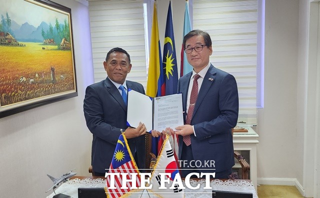 강구영(오른쪽)KAI 사장이 말레이시아 다툭 뮤에즈 국방사무차관과 FA-50 수출 계약을 체결한 후 기념 촬영을 하고 있다./KAI