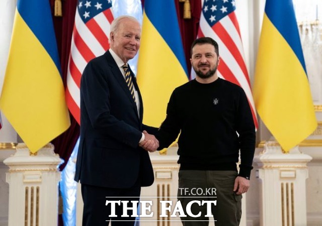 조 바이든(왼쪽) 미국 대통령이 20일(현지시간) 우크라이나 키이우를 예고 없이 방문해 볼로디미르 젤렌스키 우크라이나 대통령과 악수하고 있다. / 뉴시스