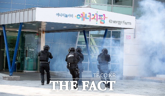 대테러 연합훈련에서 경북경찰 특공대가 건물로 진입하고 있다./한울원자력본부