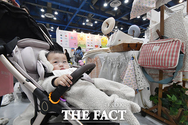 지난 9일 서울 강남구 코엑스에서 열린 베페 베이비페어를 찾은 아기가 유모차에 누워있다. /박헌우 기자